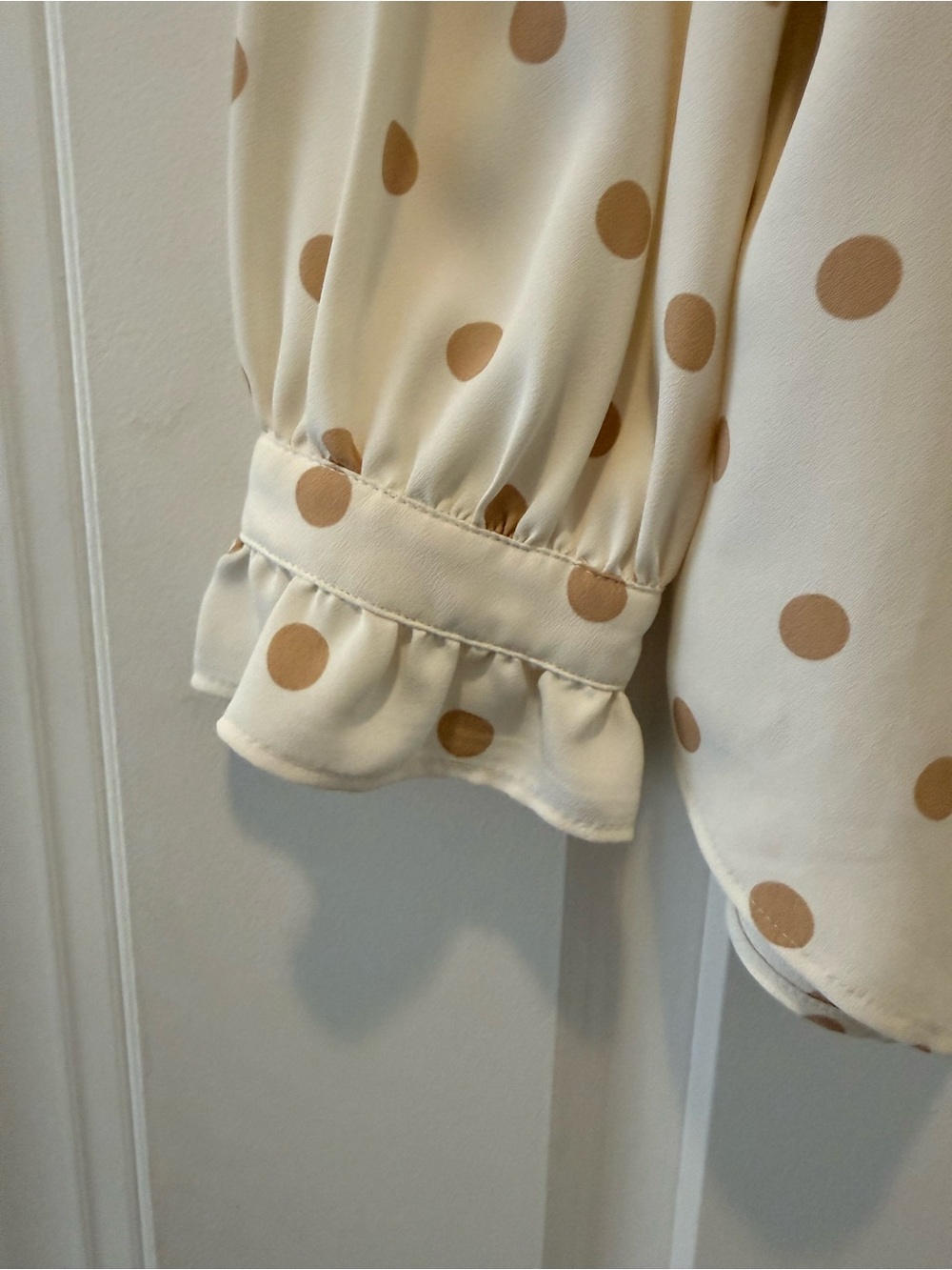 Ann Taylor Polka Dot Ruffle Button in Winter White Size Medium Petite - Picture 4 of 6